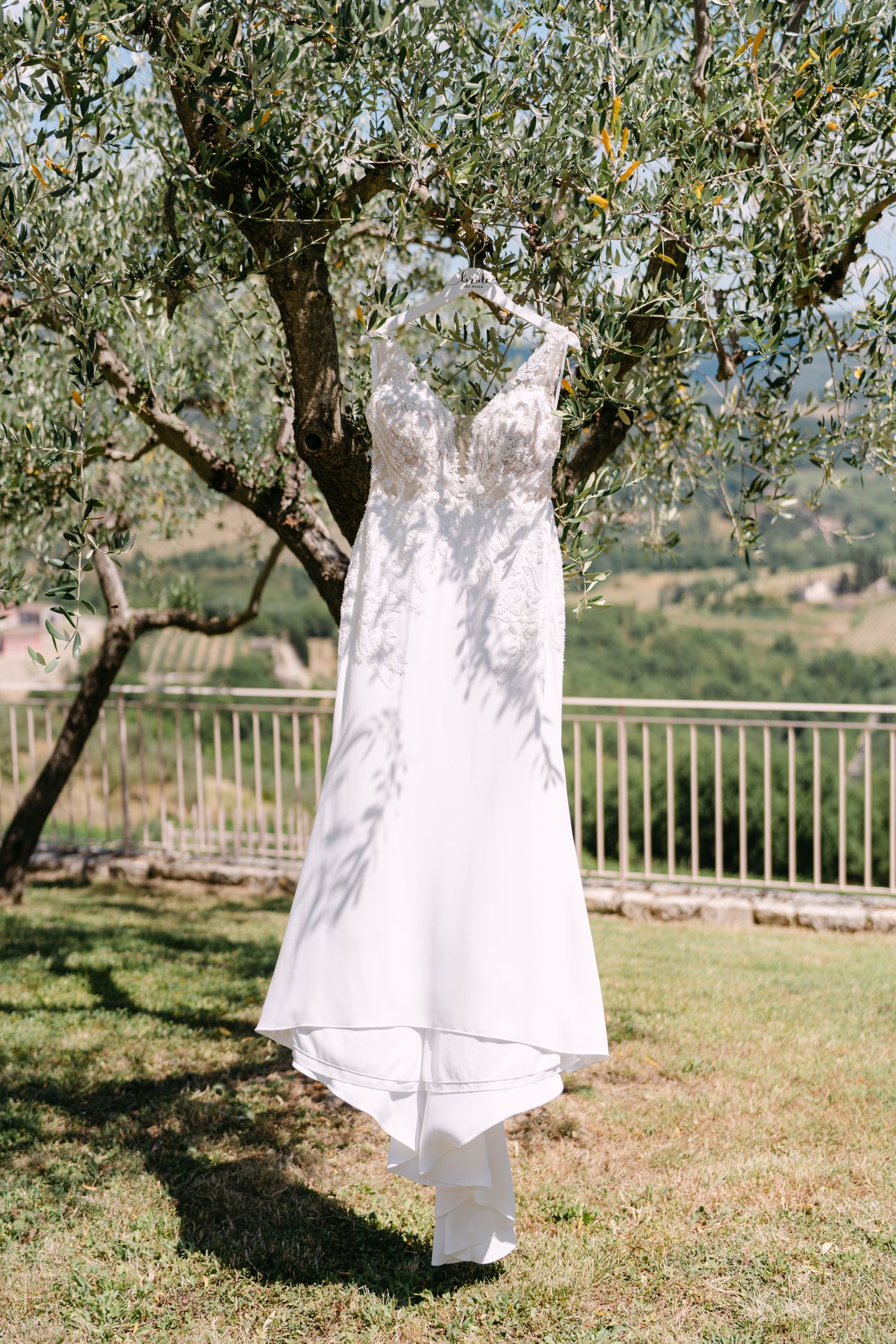 Weißes Hochzeitskleid Olivenbaum Toskana