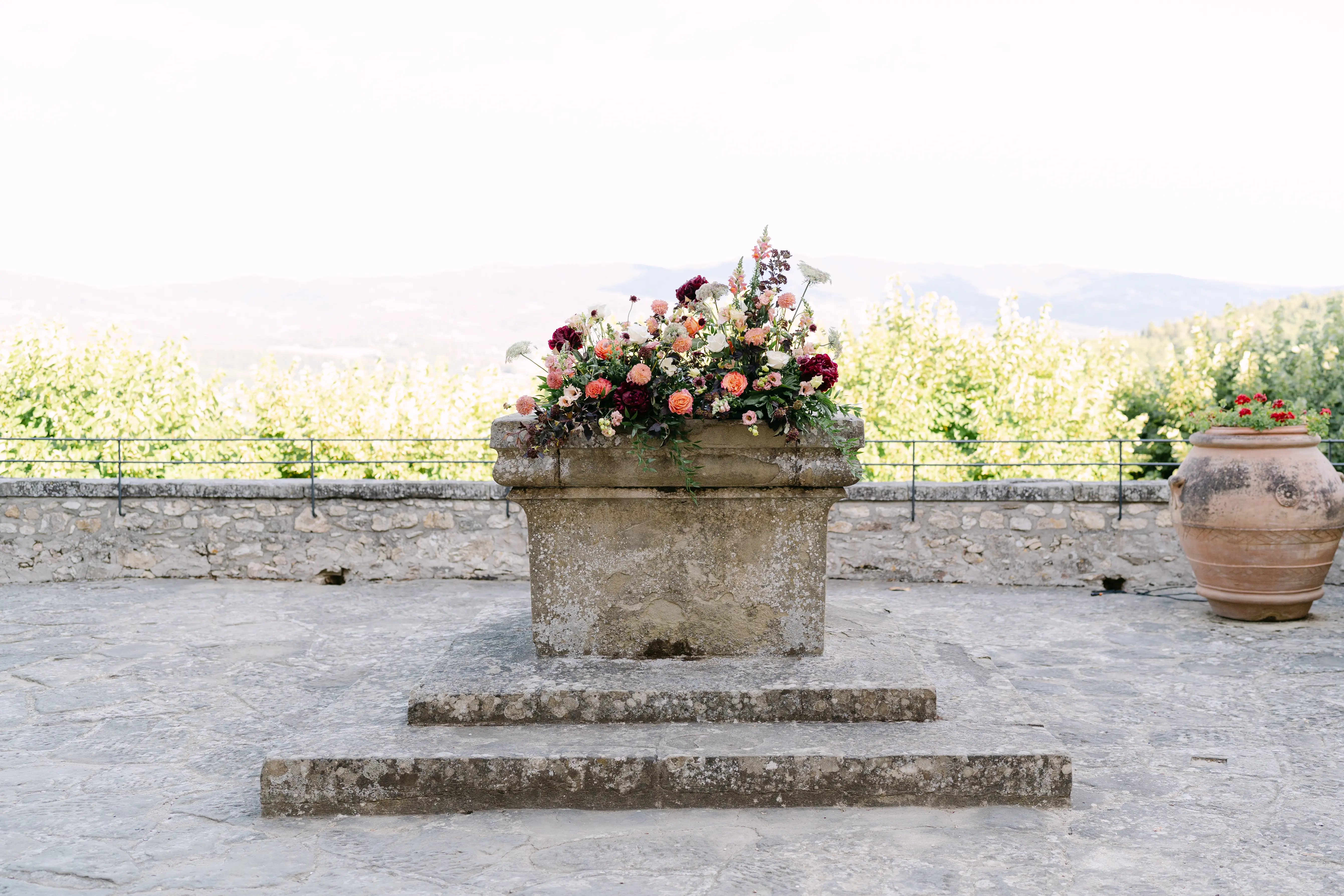 Blumendeko Altar Hochzeit