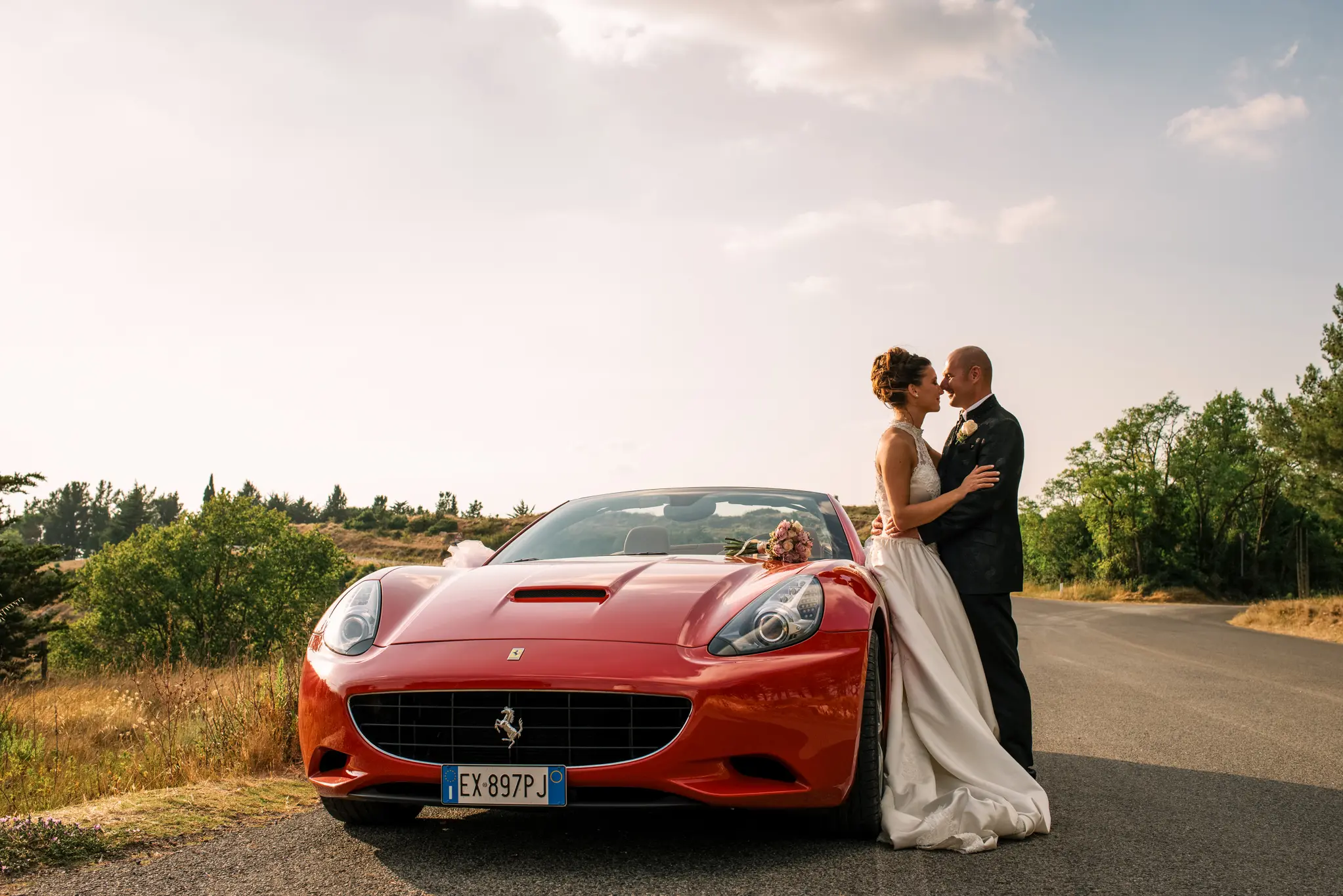 Hochzeitsauto in der italienischen Landschaft
