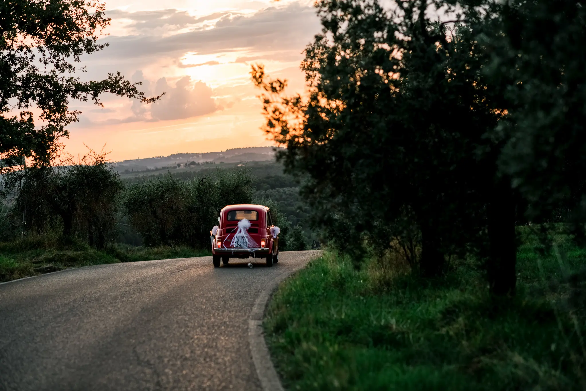 Hochzeitsauto in der italienischen Landschaft