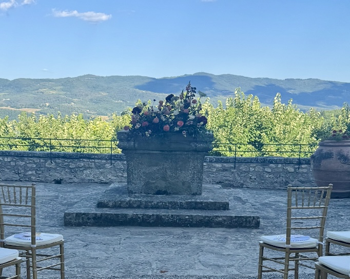 Hochzeitsauto in der italienischen Landschaft