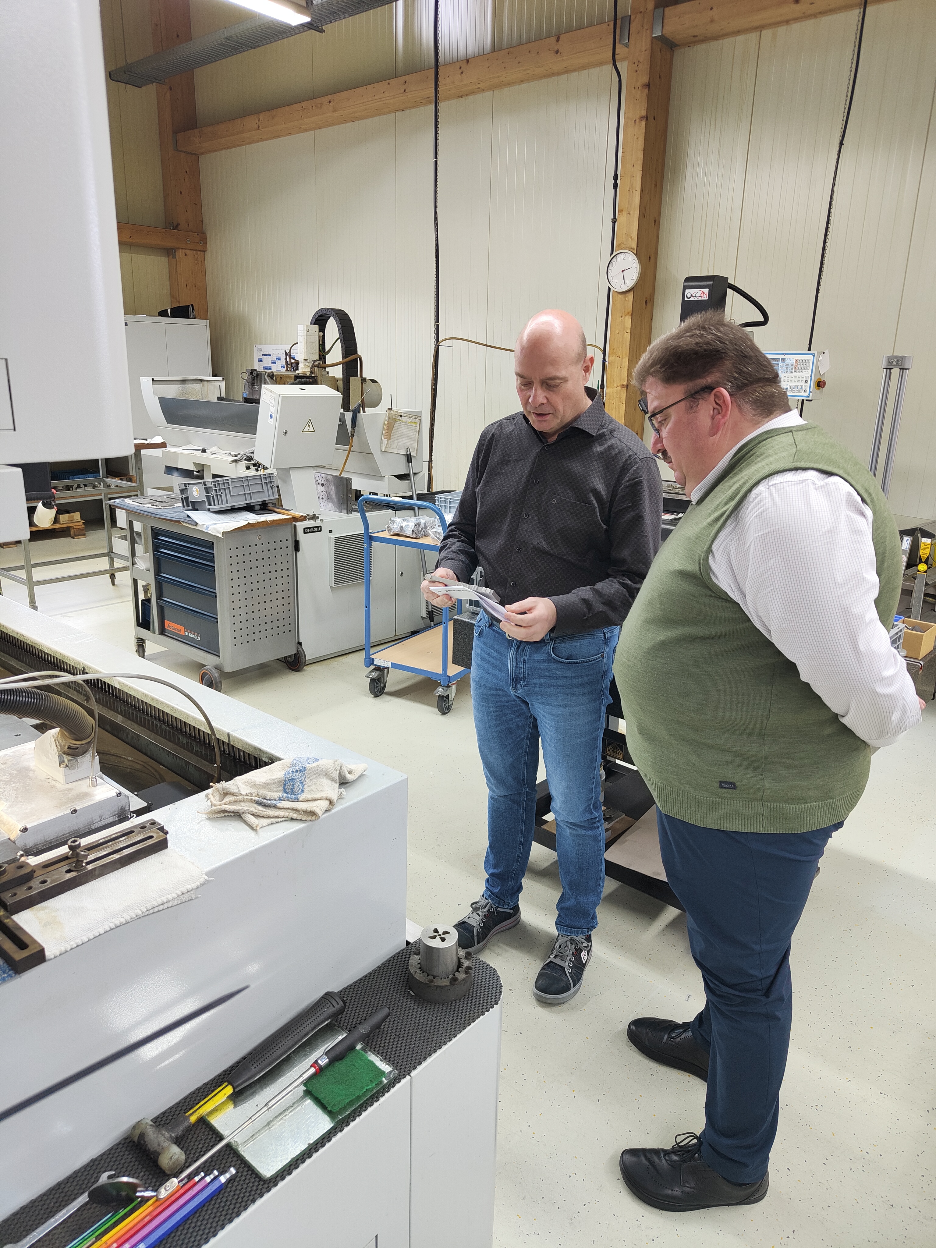 Peter Buchert (links) im Gespräch mit Landrat Sven Gregor (rechts), (Foto: Robin Fleck)