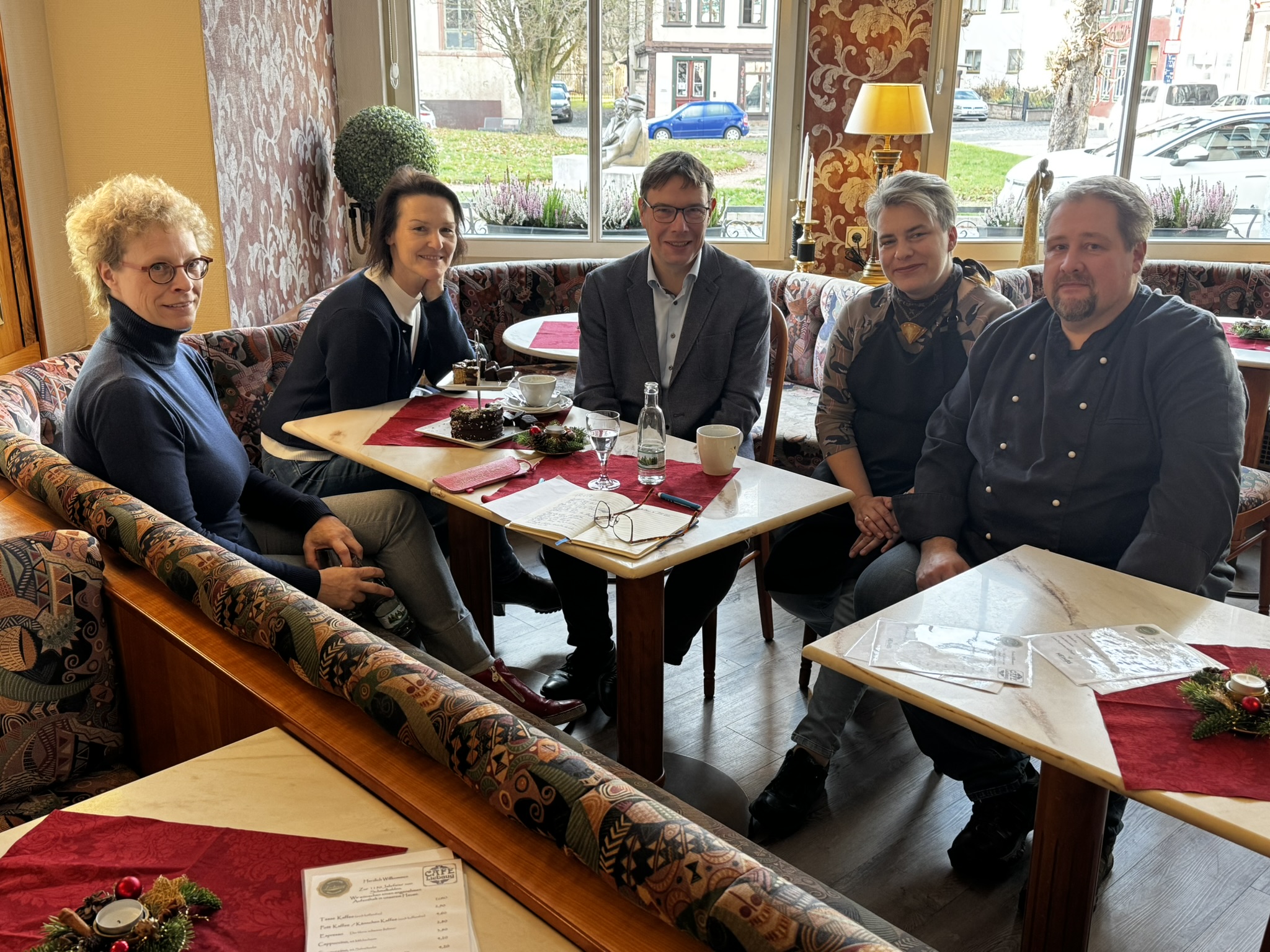 Zusammen mit Bürgermeister Thomas Kaminski trafen sich Landrätin Peggy Greiser und Familie Liebaug auf einen Kaffee mit leckerem Gebäck.