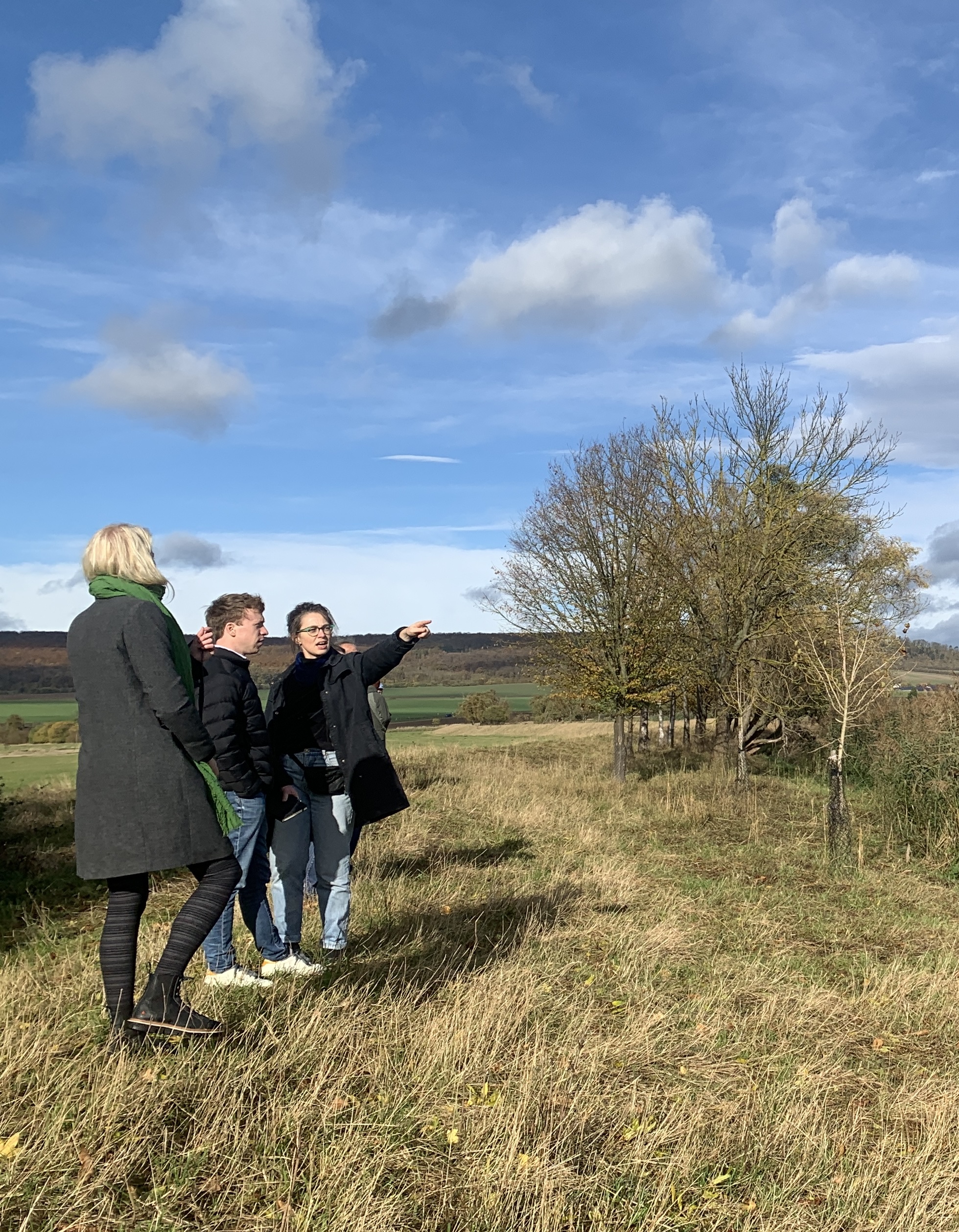 Katharina Wittke zeigt des Werkstattteilnehmenden die Fundamente der einstigen Brücke.