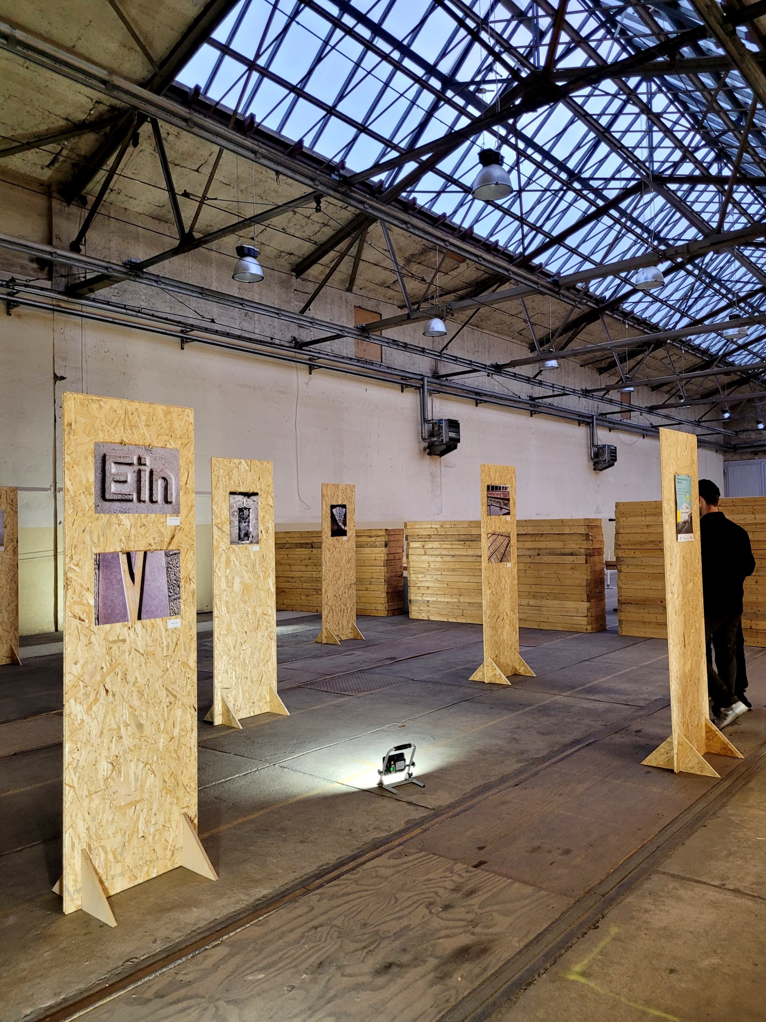 Die Fotoausstellung im Straßenbahndepot. Foto: Katrin Hitziggrad