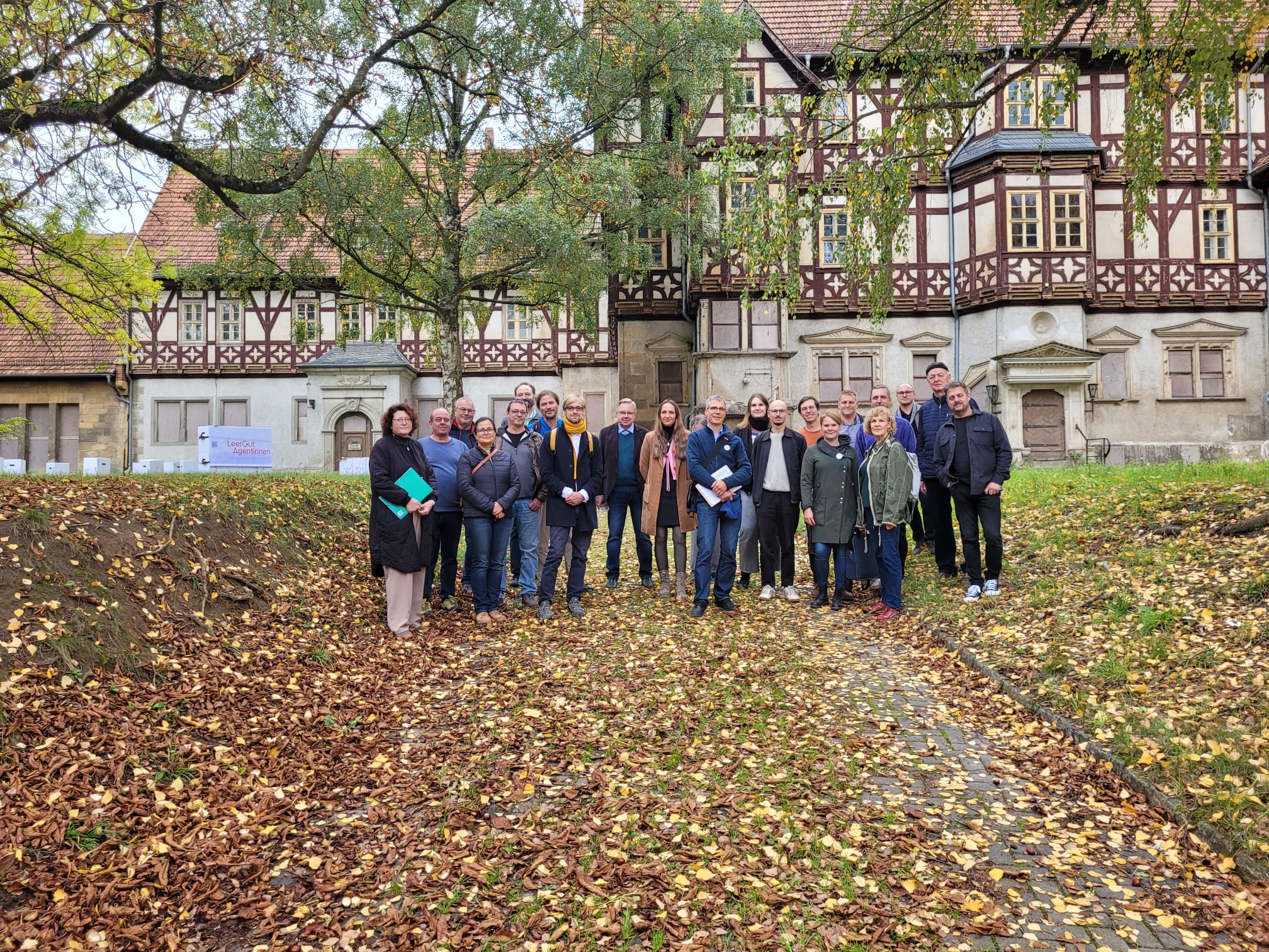 Die LeerGut-Agent*innen mit Netzwerkteilnehmenden am Schloss Mihla. Foto: LeerGut-Agent*innen e.V.