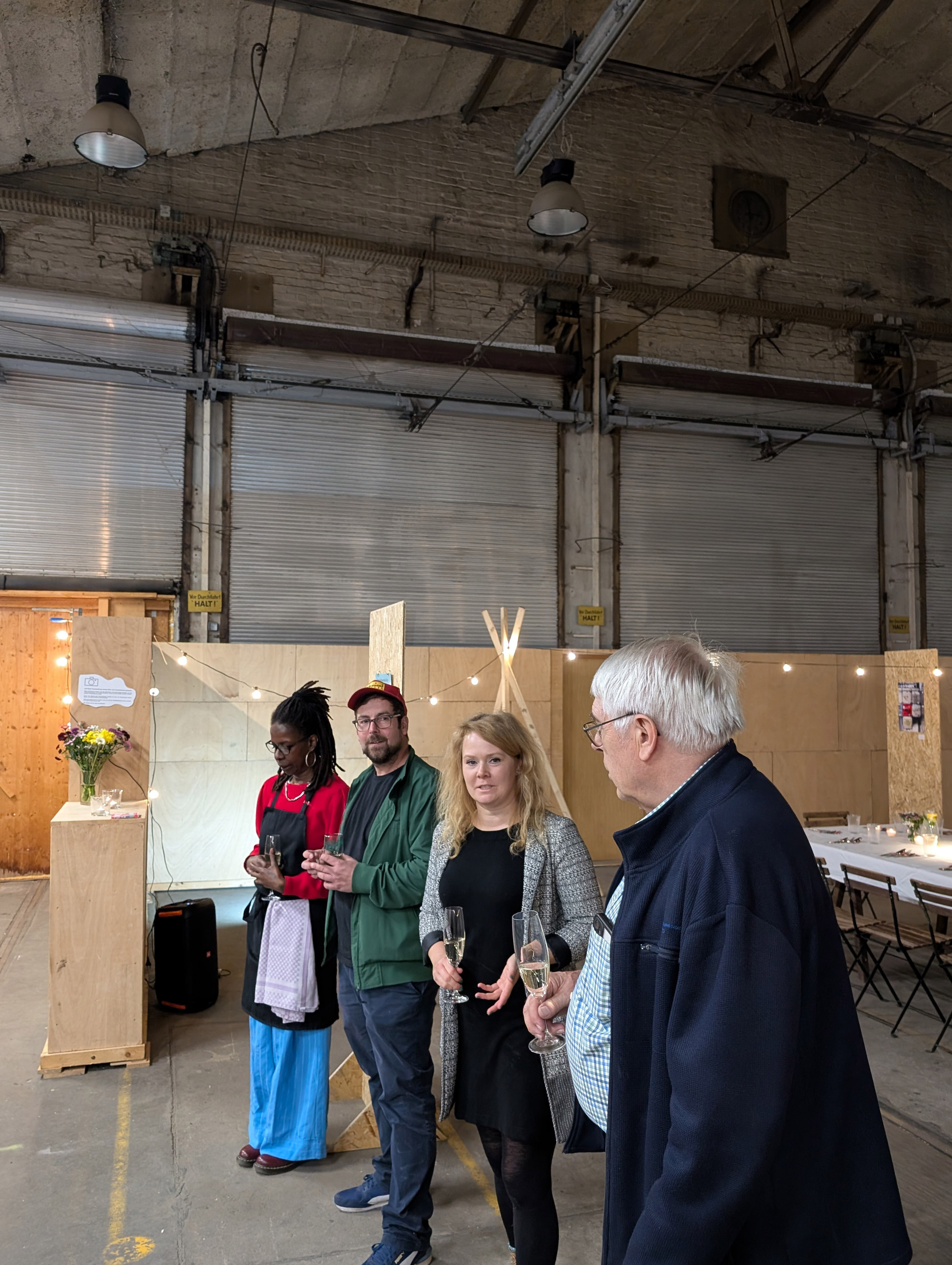 Das Projektteam begrüßt die Dinnergäste. Foto: Elisa Dorn