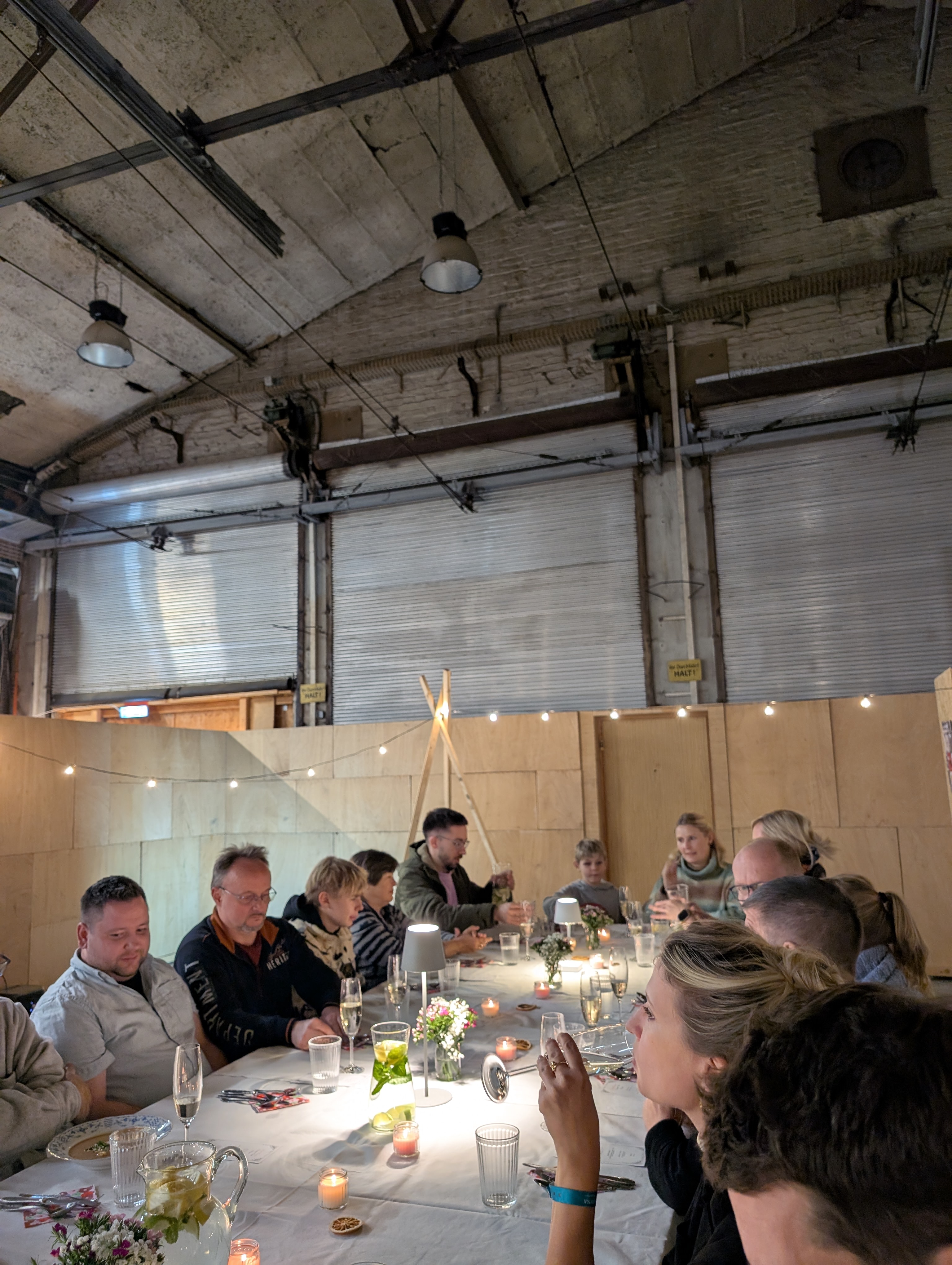 Dinnergäste vor dem 1. Gang. Foto: Elisa Dorn