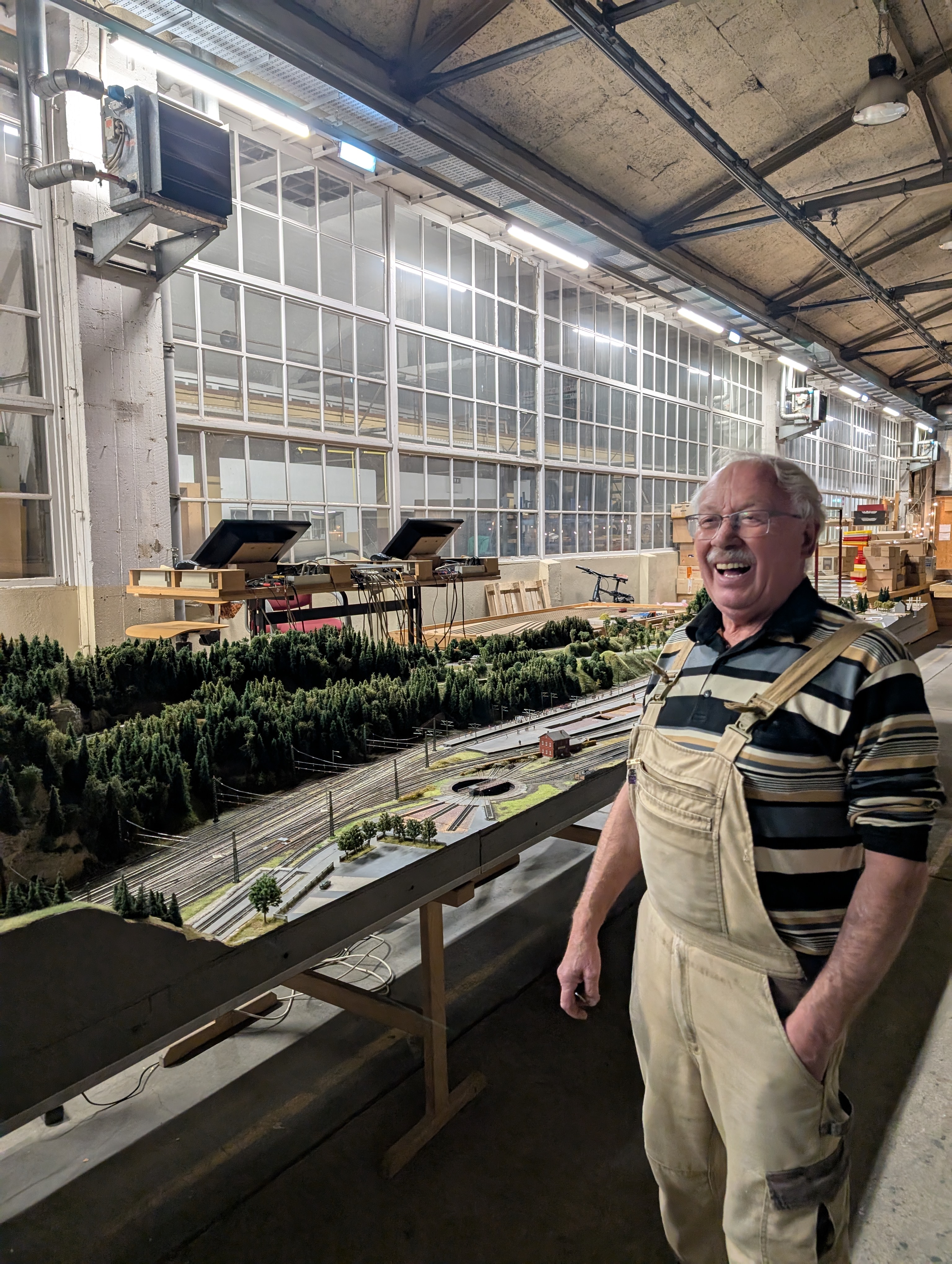 Ein Mitglied der Stiftung Haus der Jugend und Technik an einer Modelleisenbahn. Foto: Elisa Dorn