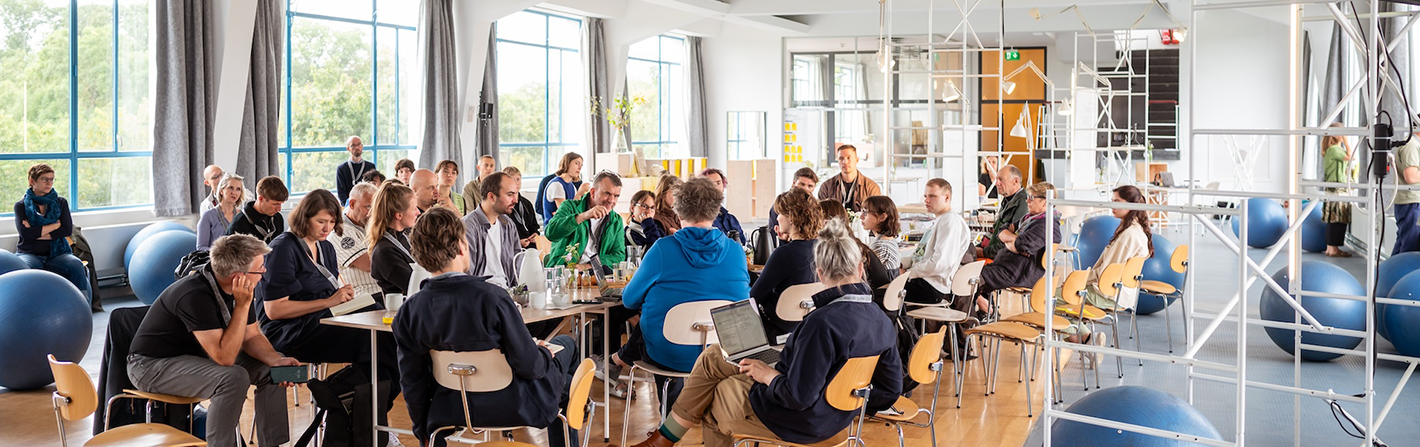 Gespräch im Eiermannbau, Foto Thomas Müller