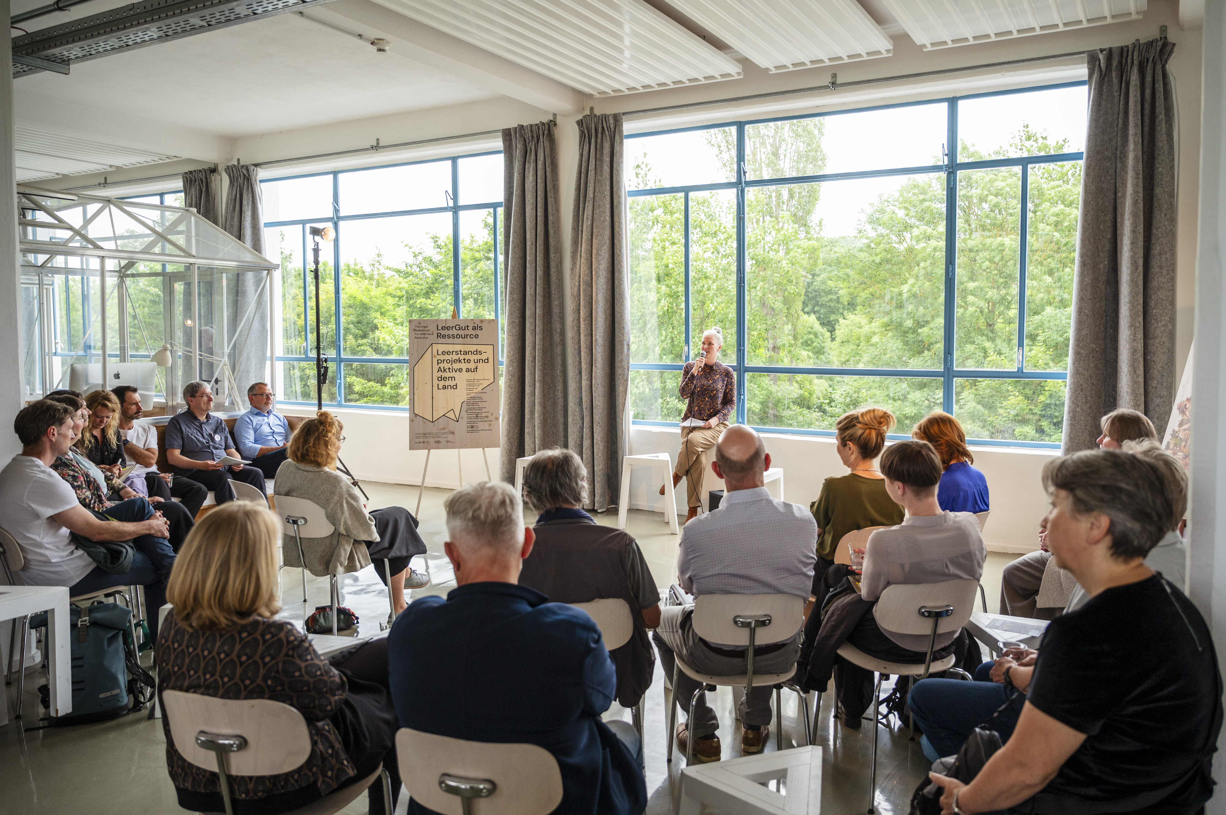 Katja Fischer, Vorständin der Stiftung Baukultur Thüringen, eröffnet das Baukultur-Gespräch. Katja Fischer, Vorständin der Stiftung Baukultur Thüringen, eröffnet das Baukultur-Gespräch.