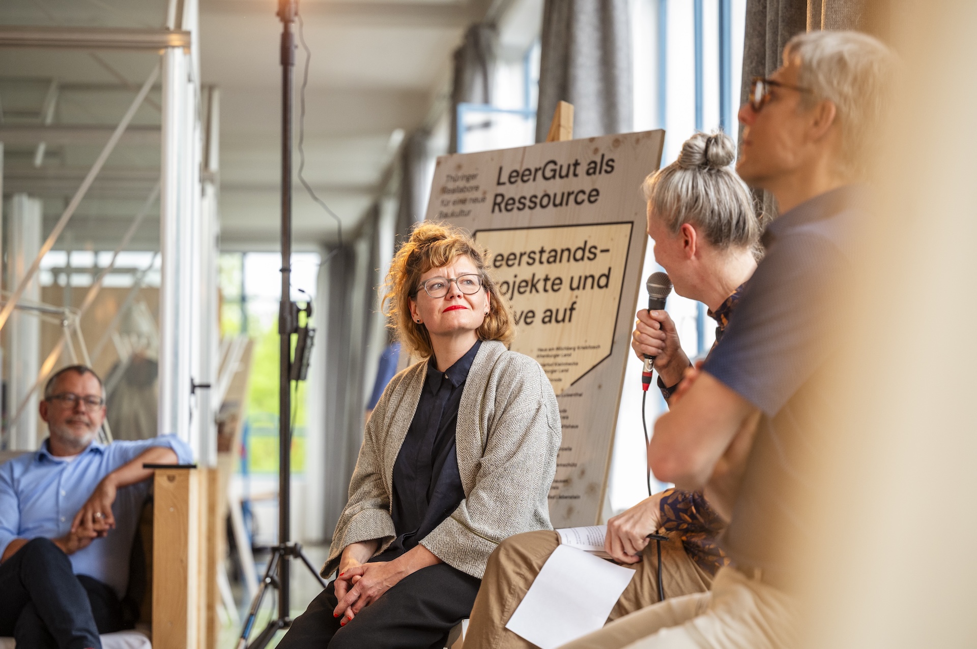 Andrea Nickisch vom Netzwerk Zukunftsorte weiß, wie man Akteur:innen der Raumentwicklung bundesweit vernetzt und begleitet. Zukunftsorte sammelt und teilt Praxiswissen über den Aufbau von Projekten auf dem Land und unterstützt Kommunen und Immobilienbesitzer:innen dabei, neue Wege zu gehen. Sie war am 5.6. dabei und kam mit Katja Fischer und Dr. Bertram Schiffers von den LeerGut-Agent:innen ins Gespräch. Andrea Nickisch vom Netzwerk Zukunftsorte weiß, wie man Akteur:innen der Raumentwicklung bundesweit vernetzt und begleitet. Zukunftsorte sammelt und teilt Praxiswissen über den Aufbau von Projekten auf dem Land und unterstützt Kommunen und Immobilienbesitzer:innen dabei, neue Wege zu gehen. Sie war am 5.6. dabei und kam mit Katja Fischer und Dr. Bertram Schiffers von den LeerGut-Agent:innen ins Gespräch.