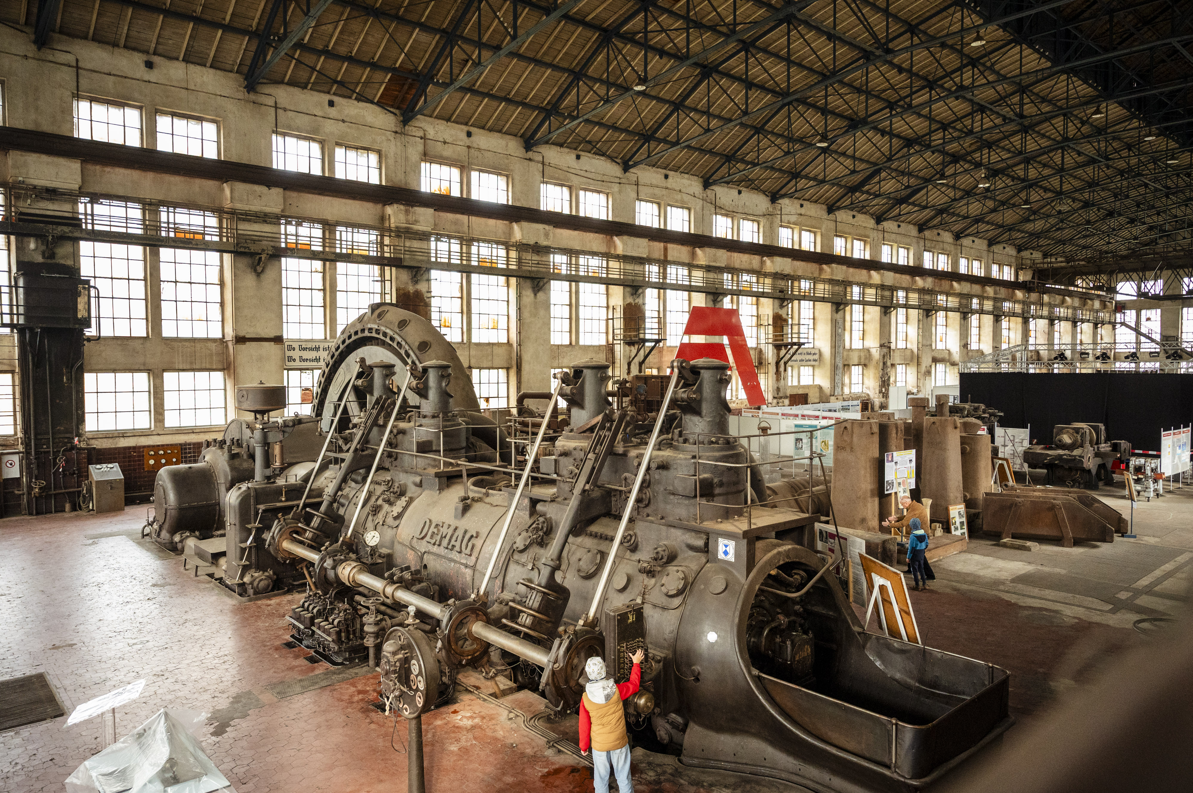Besucher erkunden die Gasmaschinenzentrale. Foto: Thomas Müller
