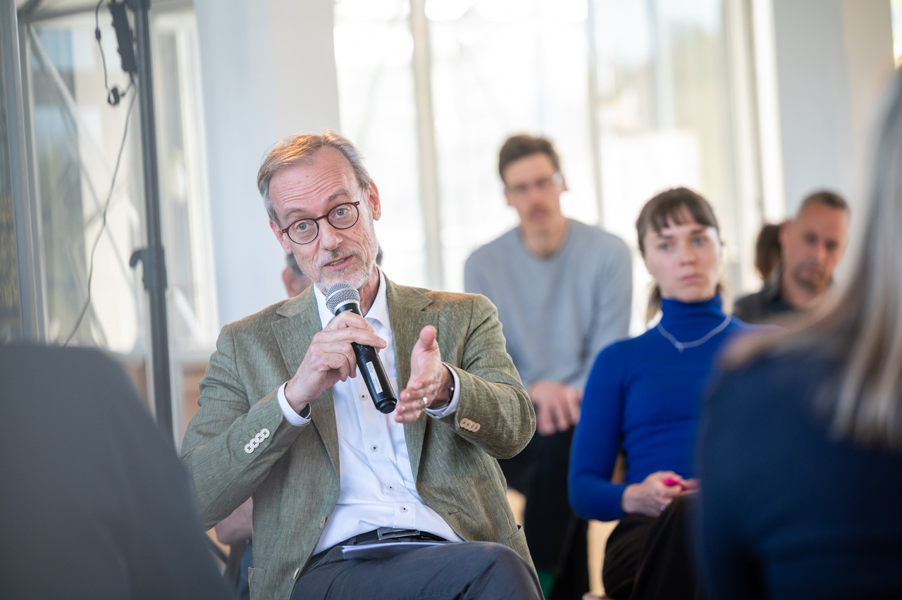 Dr. Martin Gude vom Thüringer Ministerium für Digitales und Infrastruktur gab politische Rahmenbedingungen und Pläne bekannt.