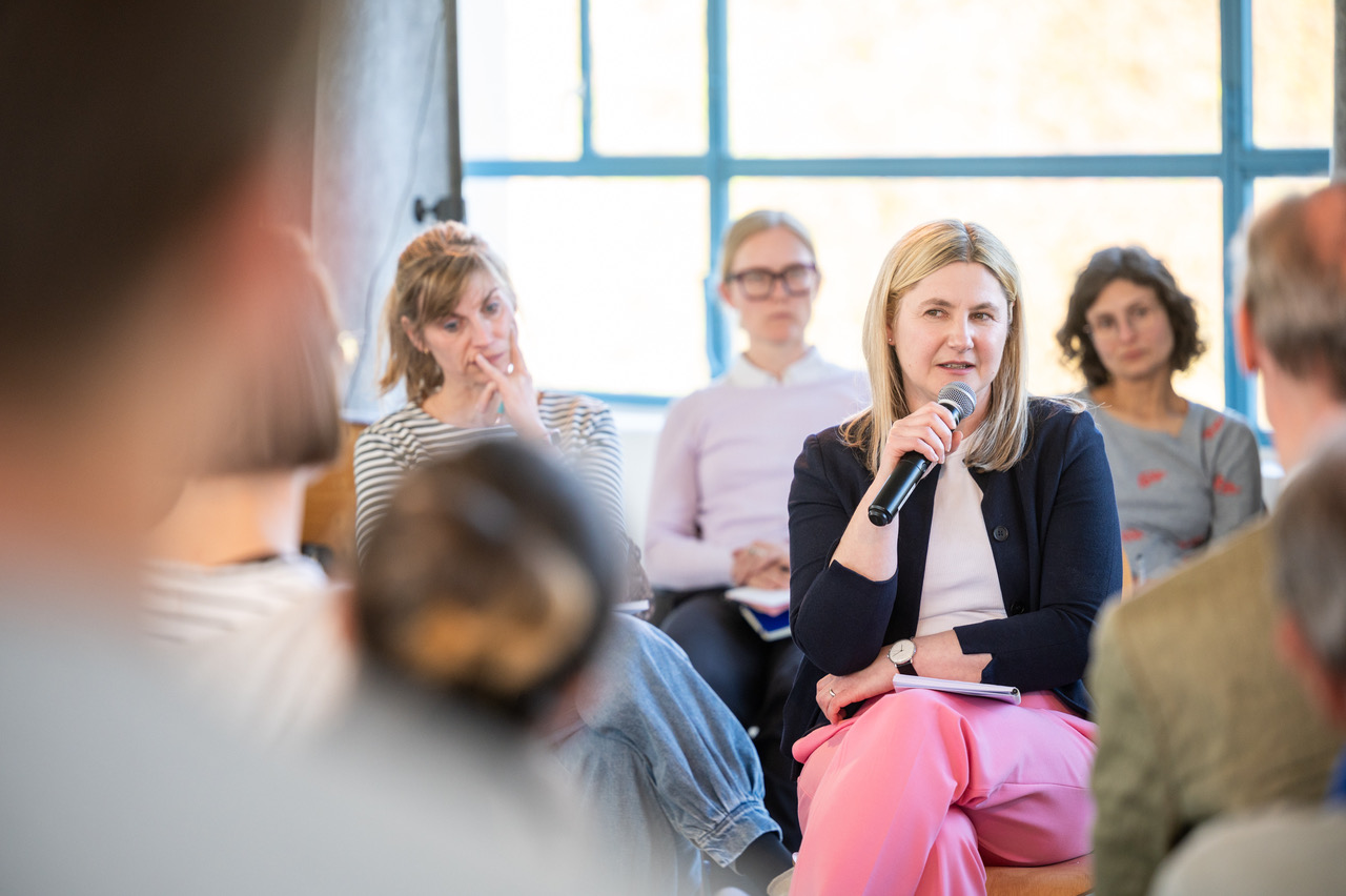 Bettina Lehmann, Mitarbeiterin des Projekts Wärmewende im Gebäudebestand der Ernst-Abbe-Hochschule Jena sprach über die Herausforderung der Beteiligung von Mieterinnen und Mietern.