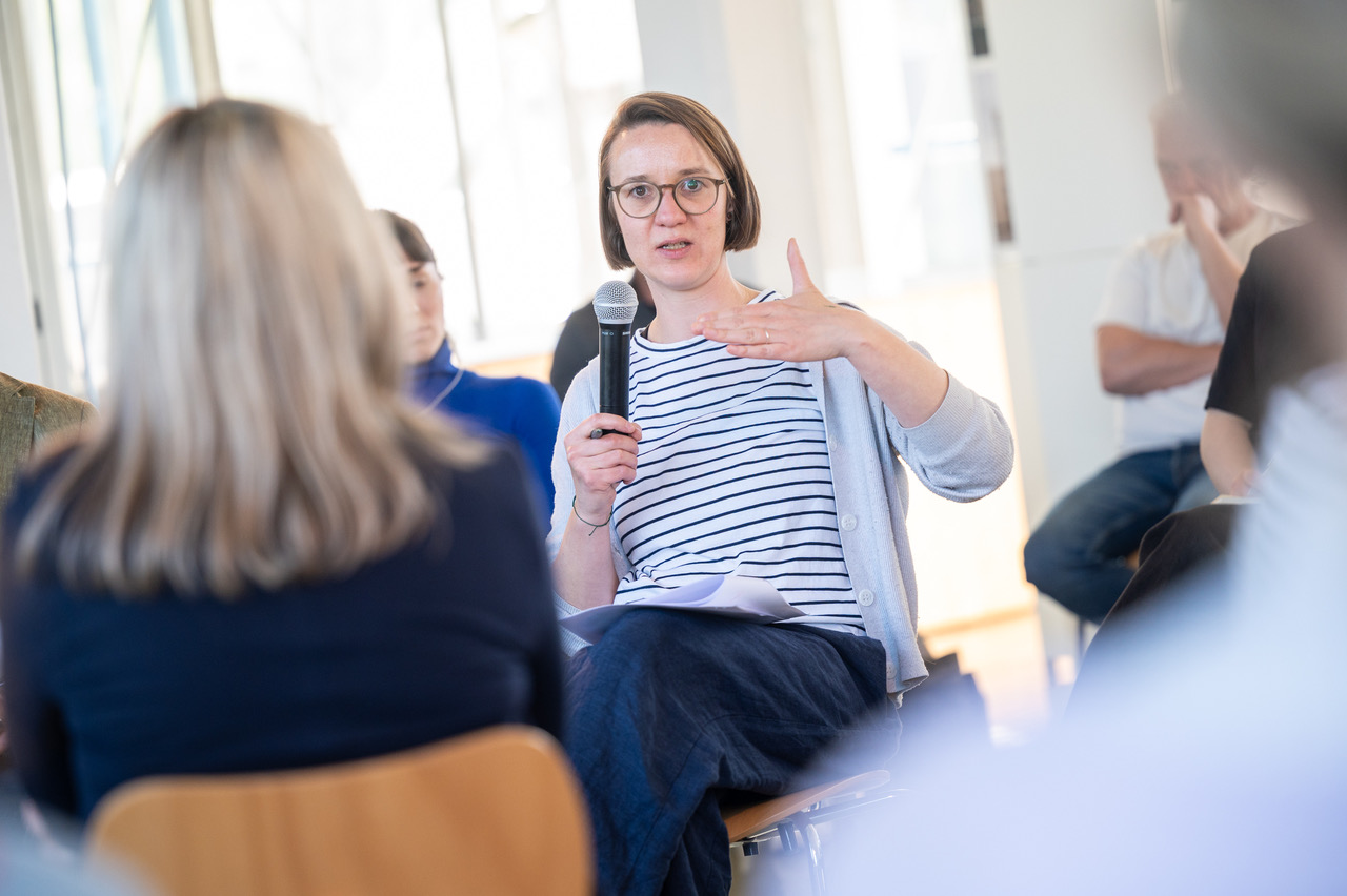 Kathrin Meißner vom Graduiertenkolleg Gewohnter Wandel moderierte die Veranstaltung gemeinsam mit Katja Fischer, Geschäftsführende Vorständin der Stiftung Baukultur Thüringen.