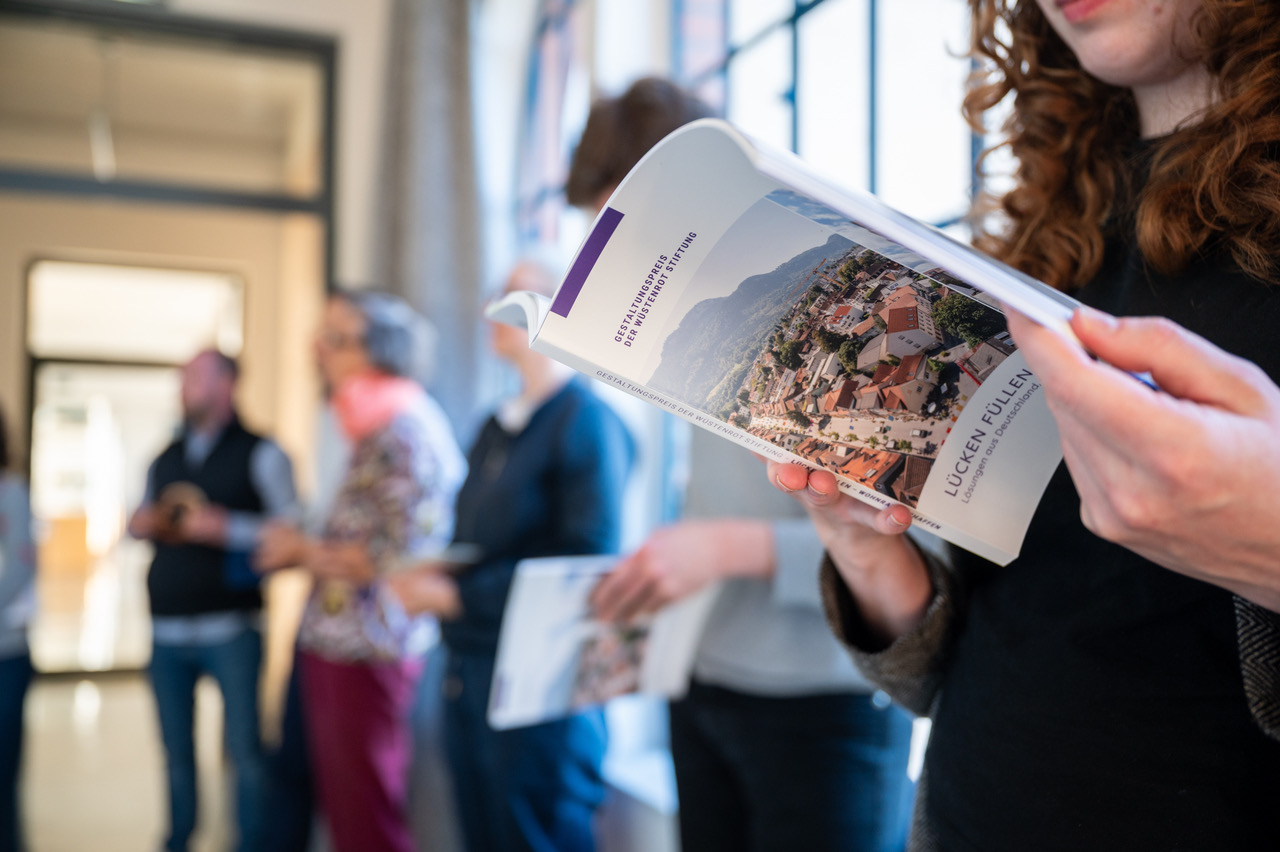 Nach dem Baukultur-Gespräch wurde die Ausstellung „Lücken füllen Wohnraum schaffen“ der Wüstenrot Stiftung eröffnet. Sie ist bis Ende Mai in der Geschäftsstelle der Stiftung im Eiermannbau zu sehen.