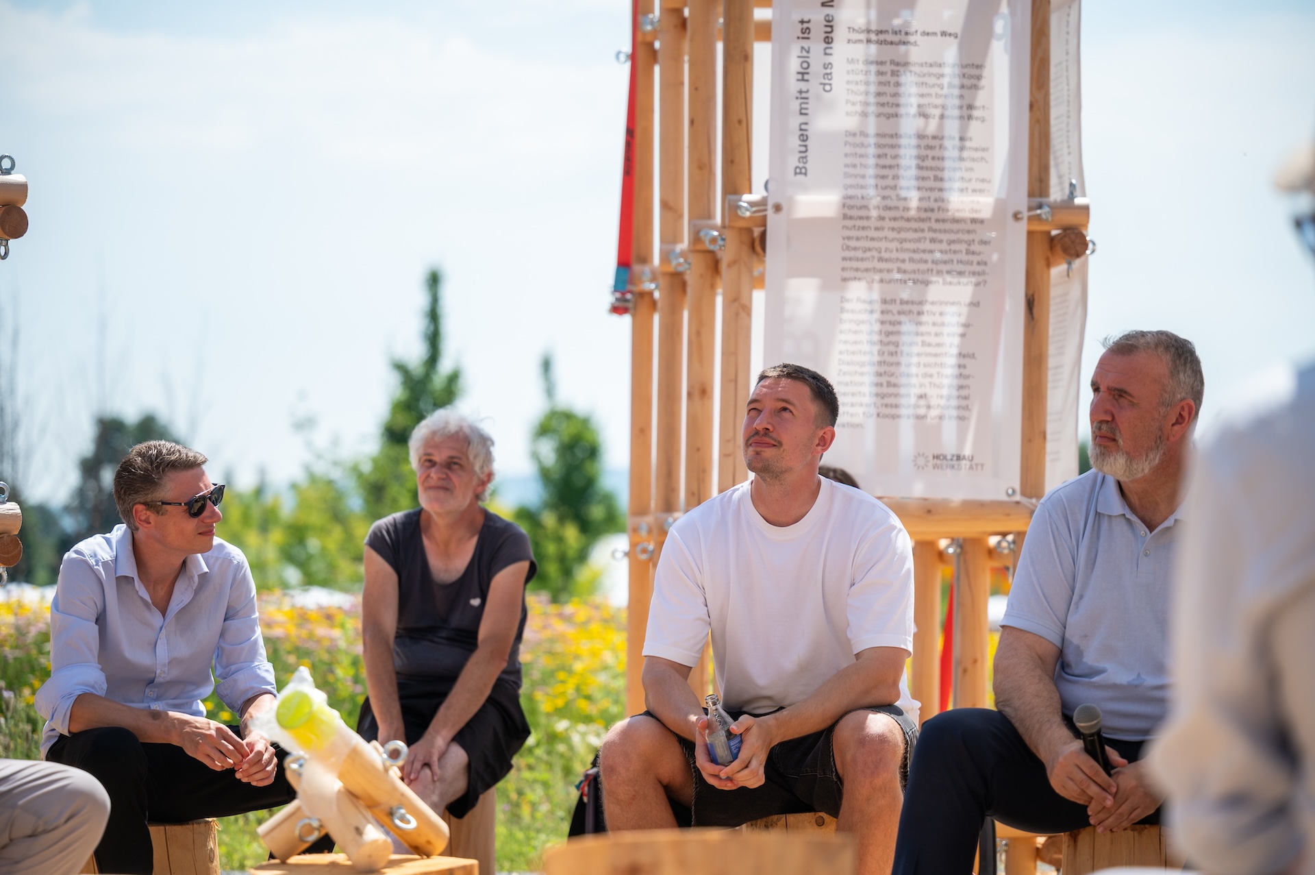 Lukas Malz vom Institute Spekulative Engineering von der FH Erfurt blickt auf die Holzbauwerkstatt, an deren Entstehung er beteiligt gewesen ist. Foto Thomas Müller Lukas Malz vom Institute Spekulative Engineering von der FH Erfurt blickt auf die Holzbauwerkstatt, an deren Entstehung er beteiligt gewesen ist. Foto Thomas Müller